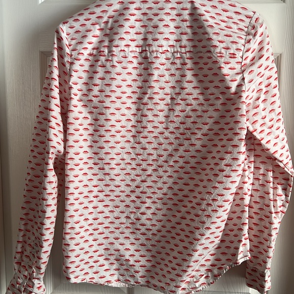 Boden classic women’s shirt, lip print, mint condition, measures 20” pit to pit - Picture 7 of 10